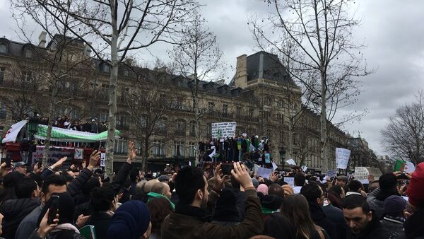 La communauté algérienne se mobilise à Paris contre un 5e mandat de Bouteflika - Sputnik Afrique