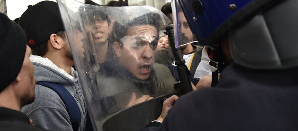 Акция протеста студентов в Алжире против выдвижения президента Абделя Азиза Бутефлики на пятый срок Акция протеста студентов в Алжире против выдвижения президента Абделя Азиза Бутефлики на пятый срок - Sputnik Afrique