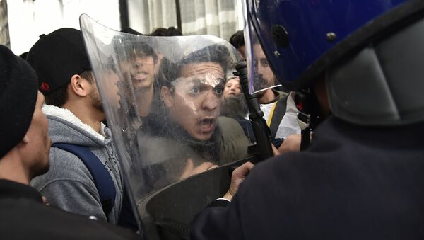 Акция протеста студентов в Алжире против выдвижения президента Абделя Азиза Бутефлики на пятый срок - Sputnik Afrique