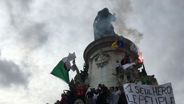 La communauté algérienne se mobilise à Paris contre un 5e mandat de Bouteflika - Sputnik Afrique
