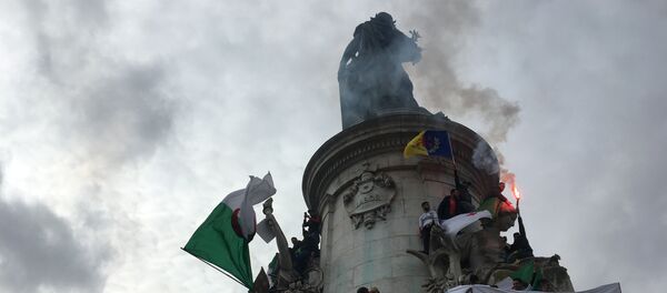 La communauté algérienne se mobilise à Paris contre un 5e mandat de Bouteflika - Sputnik Afrique