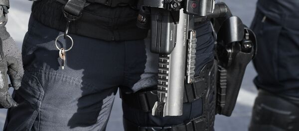 Un policier avec un LBD - Sputnik Afrique