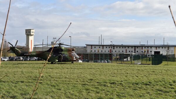 Un hélicoptère militaire devant le centre pénitentiaire de Condé-sur-Sarthe - Sputnik Afrique
