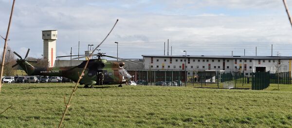 Un hélicoptère militaire devant le centre pénitentiaire de Condé-sur-Sarthe - Sputnik Afrique
