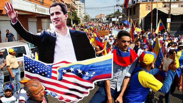 Opposition supporters carrying a cardboard cut-out of Venezuelan opposition leader Juan Guaido take part in a rally against Venezuelan President Nicolas Maduro's government and to commemorate the Day of the Youth in Maracaibo, Venezuela February 12, 2019. - Sputnik Afrique