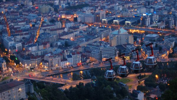 Вид на исторический центр города Гренобль со смотровой площадки Бастилии. - Sputnik Afrique