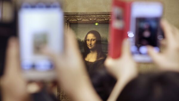Tourists take pictures for Leonard de Vinci's La Joconde painting, Mona Lisa, at the Louvre museum in Paris, France, Thursday, Nov.19, 2015 - Sputnik Afrique