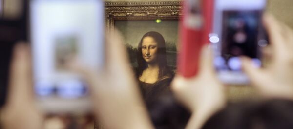 Tourists take pictures for Leonard de Vinci's La Joconde painting, Mona Lisa, at the Louvre museum in Paris, France, Thursday, Nov.19, 2015 Tourists take pictures for Leonard de Vinci's La Joconde painting, Mona Lisa, at the Louvre museum in Paris, France, Thursday, Nov.19, 2015 - Sputnik Afrique