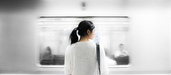 Jeune femme dans le métro - Sputnik Afrique