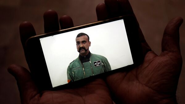A man watches a statement of Indian Air Force pilot Abhinandan Varthaman on his mobile phone, released on Twitter by the Ministry of Information & Broadcasting, in Karachi - Sputnik Afrique