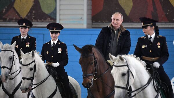 Президент РФ В. Путин посетил 1-й оперативный полк полиции ГУ МВД РФ - Sputnik Afrique