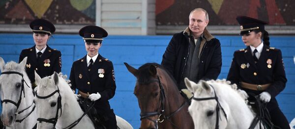 Президент РФ В. Путин посетил 1-й оперативный полк полиции ГУ МВД РФ - Sputnik Afrique