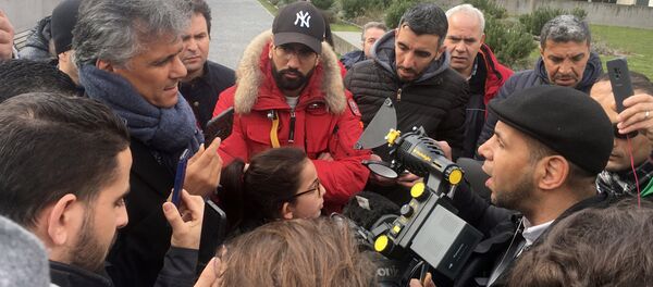 Presidential candidate Nekkaz talks with media outside the HUG in Geneva Presidential candidate Nekkaz talks with media outside the HUG in Geneva - Sputnik Afrique