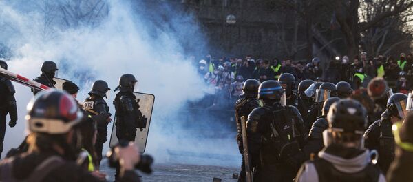 Les Gilets jaunes se mobilisent à Paris pour leur acte 17, le 9 mars - Sputnik Afrique