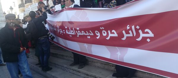 À Tunis, des Algériens manifestent contre un 5ème mandat d’Abdelaziz Bouteflika À Tunis, des Algériens manifestent contre un 5ème mandat d’Abdelaziz Bouteflika - Sputnik Afrique