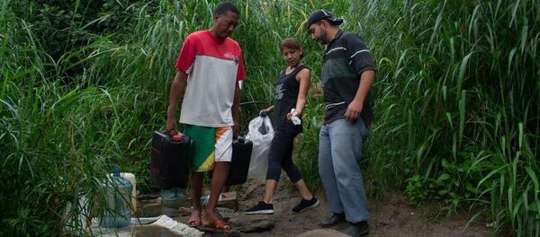 Des habitants de Caracas s'approvisionnent en eau - Sputnik Afrique