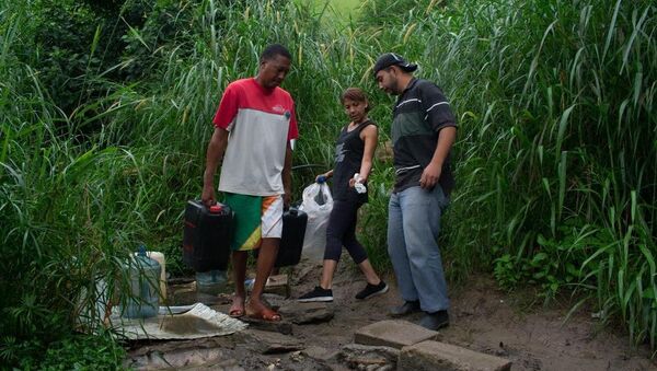 Des habitants de Caracas s'approvisionnent en eau - Sputnik Afrique
