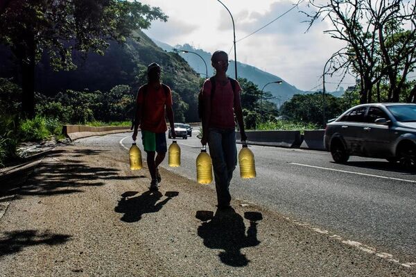 Les habitants de Caracas s'approvisionnent en eau - Sputnik Afrique