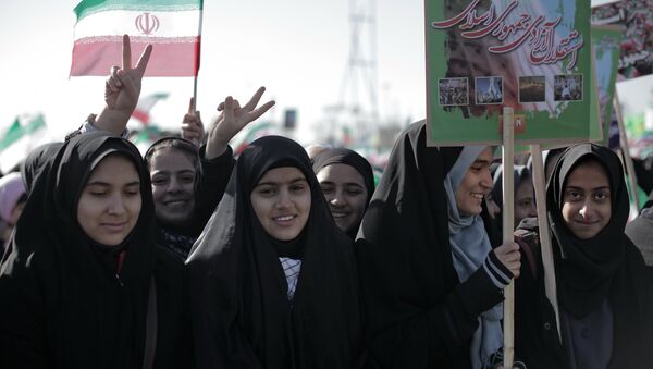 Des femmes iraniennes pendant les célébrations d'un anniversaire de la Révolution islamique à Ténéran - Sputnik Afrique