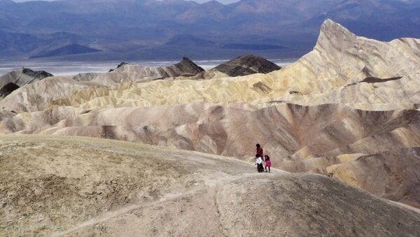 In this April 11,2010 file photo, tourists walk along a ridge at Death Valley National Park, Calif. - Sputnik Afrique