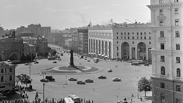 La place Dzerjinski (aujourd'hui Loubianka) et le magasin Detski Mir à Moscou en 1966 - Sputnik Afrique