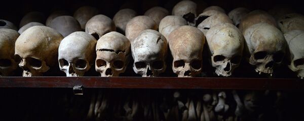 Des crânes humains exposés au mémorial du génocide à Nyamata au Rwanda - Sputnik Afrique