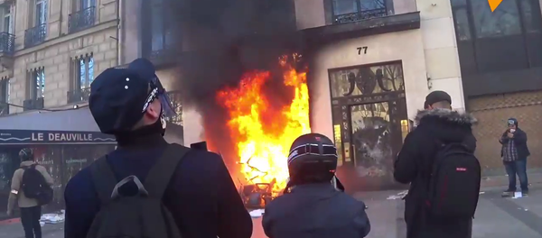 Les Champs-Élysées ressemblent beaucoup à un champ de bataille - Sputnik Afrique