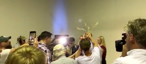 Australian Senator Fraser Anning has an egg smashed on his head while talking to the media in Victoria Australian Senator Fraser Anning has an egg smashed on his head while talking to the media in Victoria - Sputnik Afrique
