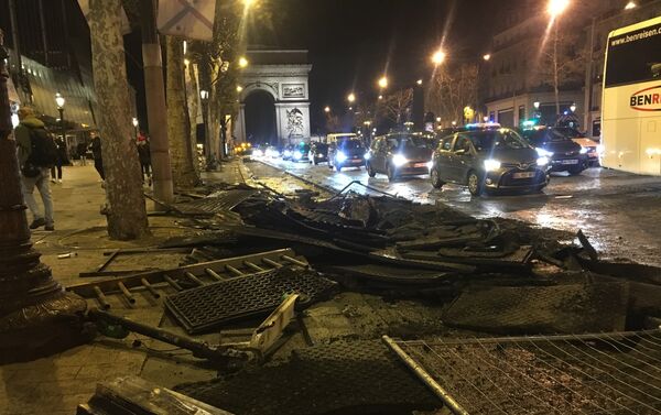 Les dégâts sur les Champs-Élysées après l’acte 18 - Sputnik Afrique