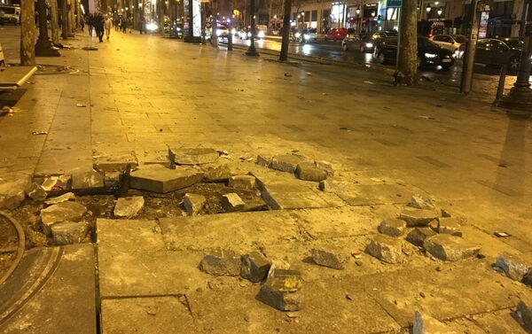 Les dégâts sur les Champs-Élysées après l’acte 18 - Sputnik Afrique