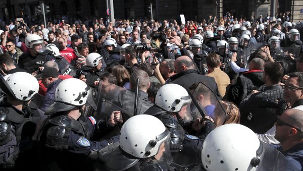 Demonstrators face-off with riot police at a protest against Serbian President Aleksandar Vucic and his government in front of the presidential building in Belgrade, Serbia, March 17, 2019. - Sputnik Afrique