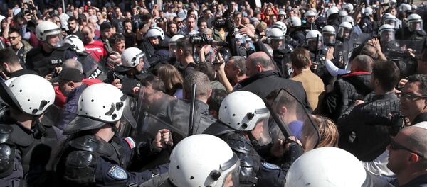 Demonstrators face-off with riot police at a protest against Serbian President Aleksandar Vucic and his government in front of the presidential building in Belgrade, Serbia, March 17, 2019. - Sputnik Afrique