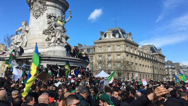 Quatrième dimanche de mobilisation des Algériens à Paris - Sputnik Afrique
