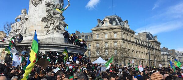 Quatrième dimanche de mobilisation des Algériens à Paris - Sputnik Afrique
