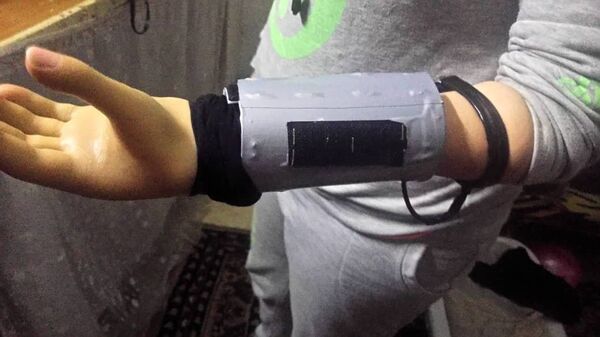 Un étudiant syrien a inventé une main électronique fonctionnelle et bon marché - Sputnik Afrique