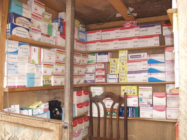Kiosque d’un pharmacien de rue, Yaoundé Kiosque d’un pharmacien de rue, Yaoundé - Sputnik Afrique