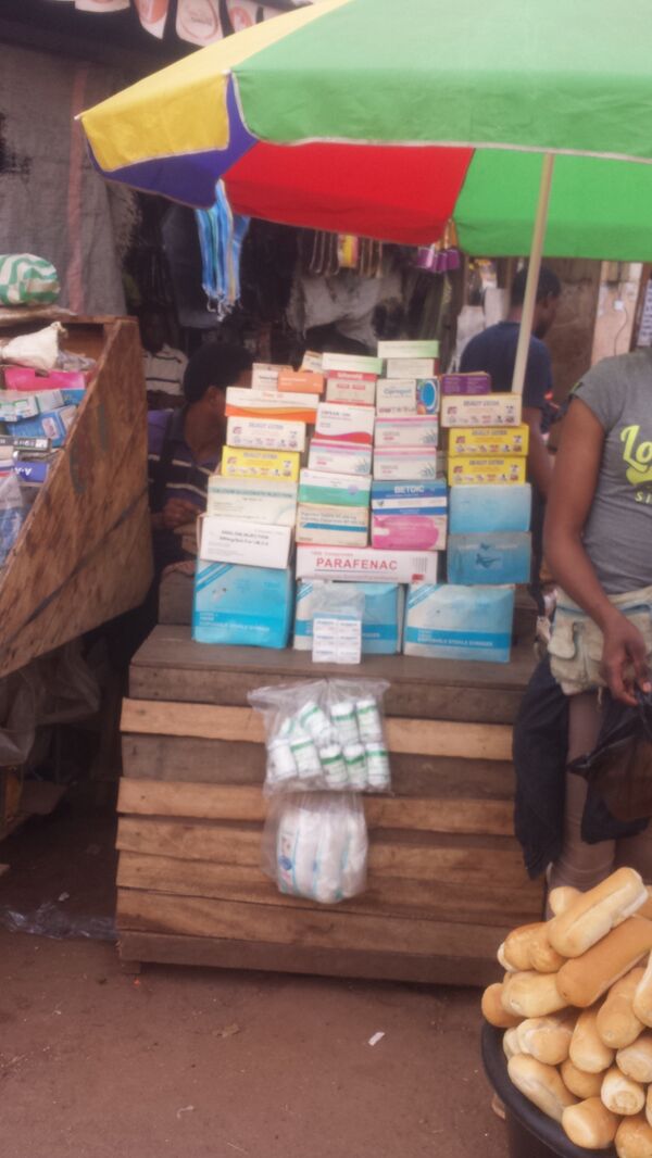 Comptoir d’un vendeur de rue de médicaments, Yaoundé Comptoir d’un vendeur de rue de médicaments, Yaoundé - Sputnik Afrique