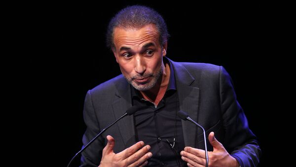 Muslim scholar Tariq Ramadan delivers a speech during a French Muslim organizations meeting in Lille, northern France, Sunday Feb.7, 2016 - Sputnik Afrique