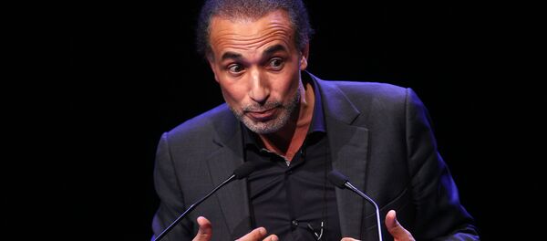 Muslim scholar Tariq Ramadan delivers a speech during a French Muslim organizations meeting in Lille, northern France, Sunday Feb.7, 2016 - Sputnik Afrique