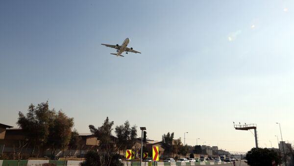 Un avion atterrit à l'aéroport de Téhéran-Mehrabad (archive photo) - Sputnik Afrique