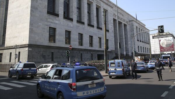 Police cars surround the tribunal of Milan - Sputnik Afrique