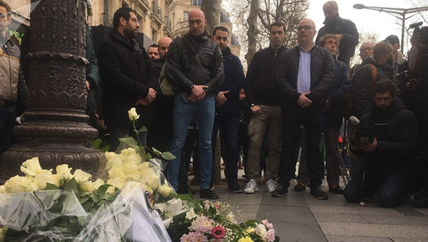 Rassemblement en hommage à Xavier Jugelé, policier tué en 2017 par un terroriste sur les Champs-Elysées - Sputnik Afrique