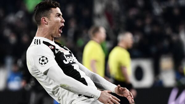Juventus' Portuguese forward Cristiano Ronaldo celebrates after scoring 3-0 during the UEFA Champions League round of 16 second-leg football match Juventus vs Atletico Madrid on March 12, 2019 at the Juventus stadium in Turin. - Sputnik Afrique