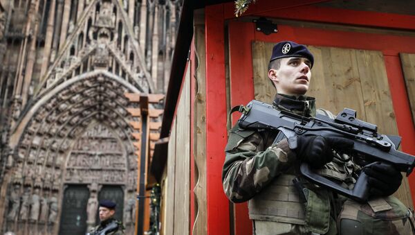 French soldier of France's anti-terror 'Vigipirate' plan, dubbed 'Operation Sentinelle' patrols next to Notre-Dame cathedral of Strasbourg, seen in background, following a shooting in the city of Strasbourg, eastern France, Wednesday, Dec. 12, 2018. - Sputnik Afrique