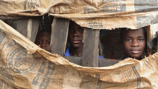 Дети во временном убежище в Чиманимани, Зимбабве - Sputnik Afrique