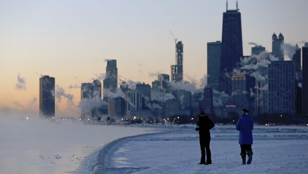 People walk along the shore of Lake Michigan before sunrise, Thursday, Jan. 31, 2019, in Chicago. - Sputnik Afrique