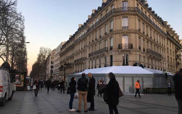 Les Champs-Élysées se préparent pour l'acte 19 des Gilets jaunes - Sputnik Afrique