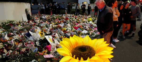 People visit a memorial site for victims of Friday's shooting, in front of the Masjid Al Noor mosque in Christchurch - Sputnik Afrique