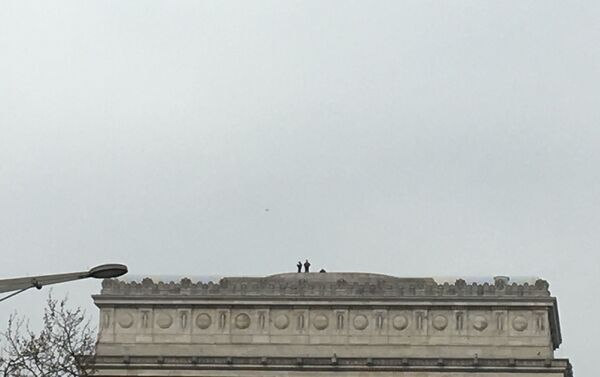 Un drone de la police au-dessus de l’arc de Triomphe - Sputnik Afrique