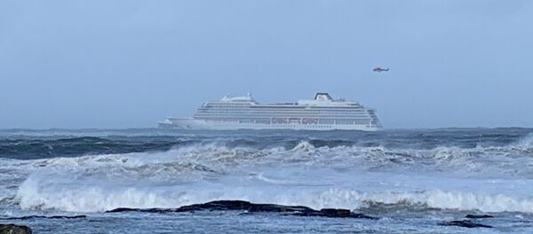 The cruise ship Viking Sky is pictured on March 23, 2019 near the west coast of Norway at Hustadvika near Romsdal. Emergency services said on March 23, 2019 they were airlifting 1,300 passengers off a cruise ship off the Norwegian coast. - Sputnik Afrique